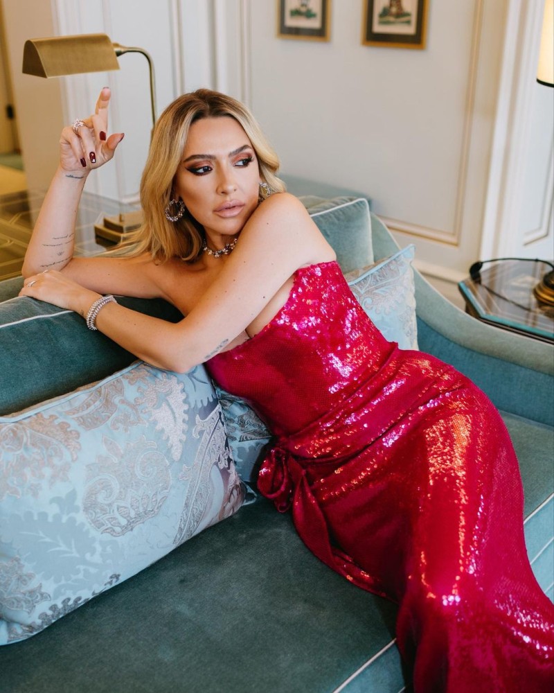 hadise nin gogus dekolteli kirmizi elbise paylasimi begeni topladi sana kirmizi cok yakisiyor